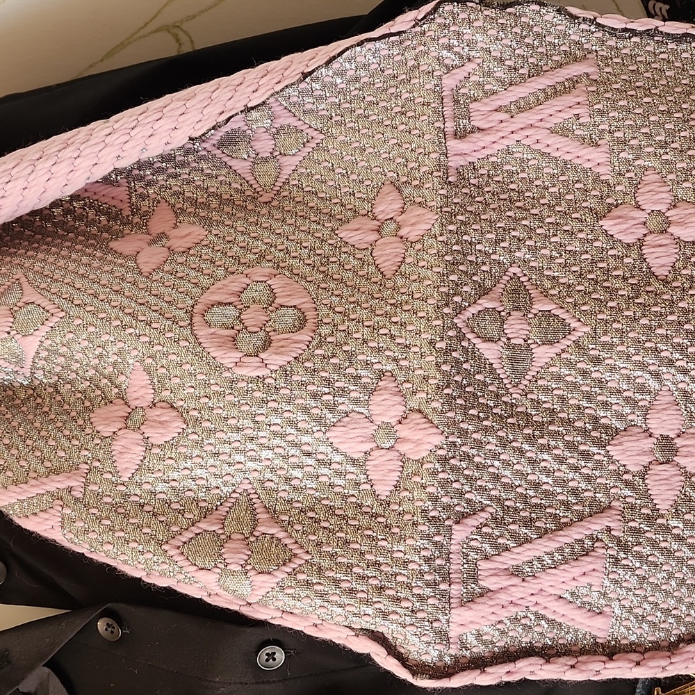 BNEW UNUSED Louis Vuitton Baby Pink Monogram Scarf M70466 - Picture 10 of 12